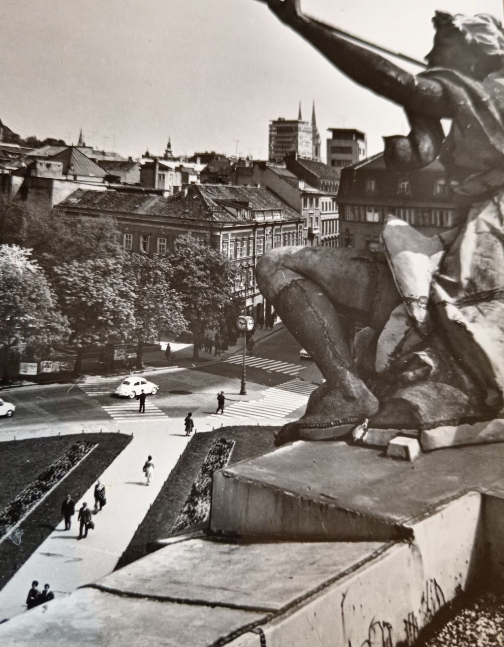 Pogled s pročelja HNK prema središtu Zagreba, oko 1960. godine